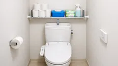 100均のつっぱり棒とブックエンドで作るトイレの浮かせる収納