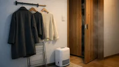 冬服のニオイを防ぐ、帰宅後1分の「定位置ルール」でコートも部屋も整う