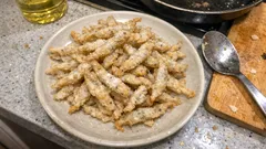 白魚の唐揚げが軽くカリッと仕上がる：塩水下処理と160℃で揚げるだけレシピ