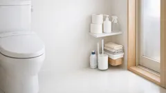 トイレの床置きをやめるだけで掃除がラクに 100均つっぱり棒で作る浮かせる収納