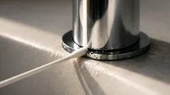 隙間掃除のコツ5選 家にあるもので便器の境目やパッキン汚れをすっきり落とす