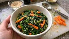 冷凍ほうれん草であと一品：人参入りごま和えが手早く決まるレシピ